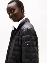 Campera negra ultraligera con relleno de plumón, cuello perkins, cierre de cremallera, dos bolsillos laterales con cremallera y puños con botón.