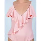 Malla enteriza de lycra color rosado, con diseño acanalado, escote en V y volado cruzado desde el hombro hasta la cadera. Cuenta con tirantes finos ajustables.
