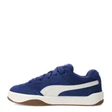 Championes urbanos Puma modelo Park Lifestyle Sk8 Sd, color azul con detalles en blanco y suela de goma color caramelo. Confeccionados en gamuza con el logo de la marca en el lateral.