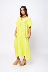 Vestido midi verde flúor de lino, corte holgado, escote redondo y manga corta.