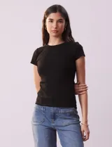 Remera negra de tejido acanalado, marca Cyrus, con escote a la base y manga corta.