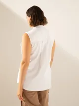 Camisa blanca sin mangas confeccionada en gabardina de algodón.