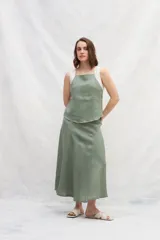 Top verde salvia de lino con breteles curvos a contratono en color blanco y costura en el ruedo como detalle de color.