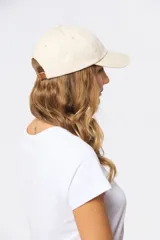 Gorro con visera de lona color negro con bordado en el frente.