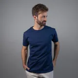 Remera de algodón azul marino, de manga corta y cuello redondo, con corte regular.