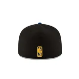 Gorra ajustada New Era modelo 59FIFTY de los Golden State Warriors. Presenta una corona negra con el logotipo del equipo bordado en relieve en el frente, visera plana de color azul y botón superior a tono. Confeccionada en poliéster, incluye el logo de la NBA en la parte trasera.