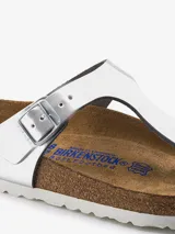Sandalias Birkenstock modelo Gizeh NL SFB Metallic, color plateado, con plantilla suave de corcho y látex, y tira delantera ajustable con hebilla metálica.