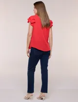 Blusa de gasa roja con escote en V y abotonadura parcial frontal. Presenta mangas cortas con doble volado y corte semi entallado.