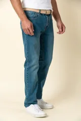 Pantalón de jean azul de corte recto, con bolsillos delanteros y traseros, y presillas para cinturón.