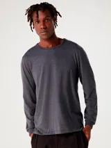 Remera básica de manga larga con cuello redondo, confeccionada en tejido de punto de color gris oscuro melange, con corte slim.