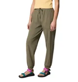 Pantalón cargo Columbia Pinetown Canyon color verde militar, de corte relajado, con cintura elástica ajustable con cordón, bolsillos frontales aplicados, puños elásticos y tecnología repelente al agua y manchas.