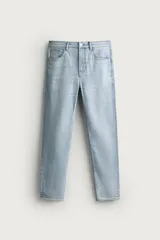 Pantalón jeans de corte slim fit para hombre, con tiro medio, diseño de cinco bolsillos y efecto lavado en tono celeste claro. Cierre frontal con cremallera y botón metálico.