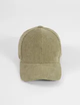 Gorra tipo cap confeccionada en tela de pana, con diseño clásico de seis paneles y visera curva.