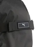 Mochila Puma modelo Deck, color negro, con diseño funcional que incluye correas frontales ajustables, bolsillos laterales de malla y compartimento principal con cierre. Presenta el logo de la marca en una etiqueta rectangular en el frente.