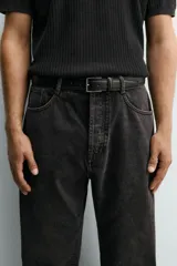Cinturón de cuero negro con doble pespunte y hebilla metálica rectangular.