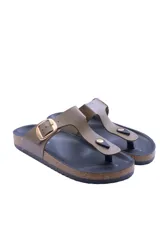 Sandalia tipo ojota con diseño en T, color marrón, con hebilla metálica dorada ajustable y suela con efecto corcho.