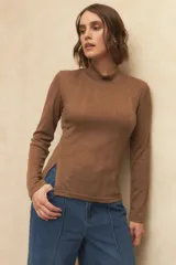 Polera de algodón color verde oliva, de manga larga y cuello alto.