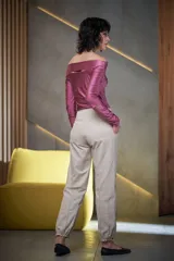 Blusa de satén lycra color uva, de corte ajustado, con escote bote y aberturas en el escote y en los codos.