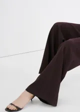 Sandalias de taco kitten, color marrón oscuro, con diseño de tira delantera fina y tira ajustable en el talón.