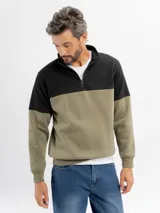 Buzo de felpa con diseño combinado en bloques de color negro y verde oliva, cuello alto con cierre frontal parcial y puños y ruedo acanalados.