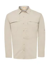 Camisa de manga larga RKF modelo Chungara, de color crema, con bolsillos frontales, cierre de botones y protección UV.