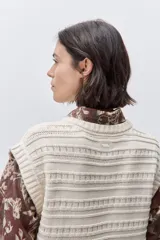 Chaleco tejido azul de calce relajado, silueta recta, cuello redondo, hombros caídos y diseño de punto con textura calada.