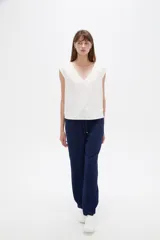 Blusa de viscosa color azul marino, sin mangas, con escote en V y corte al cuerpo.