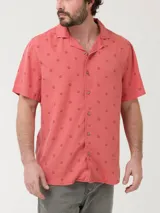 Camisa de manga corta RKF, color naranja con estampado sutil de motivos marinos. Presenta cuello cubano, cierre frontal con botones y corte regular.