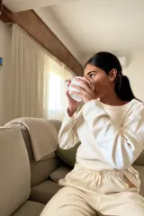 Conjunto de pijama color crema, compuesto por un buzo de manga larga y un pantalón largo con cintura elástica.