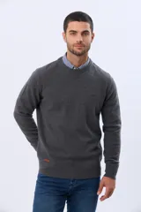 Buzo de lana azul con cuello redondo, manga larga y diseño tejido de punto.