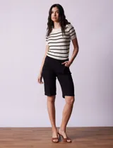 Bermuda negra de gabardina elastizada, marca Zac & Rachel. Tiene pretina ancha elastizada, bolsillos delanteros y traseros, y ruedo con dobladillo.