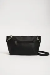 Bolso bandolera negro de cuero sintético con correa fina ajustable.