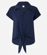 Blusa azul marino de viscosa con cuello solapa, abotonado delantero, mangas cortas con doblez y lazo en la parte baja.