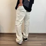 Pantalón jean cargo gris con efecto lavado, corte recto y bolsillos laterales.