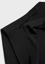 Vestido largo de fiesta color negro, sin mangas, con cuello drapeado y detalle de fruncido en la cintura. Presenta un diseño recto con abertura lateral y tejido elástico.