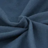 Campera deportiva con capucha y cierre frontal completo, color azul marino. Presenta bolsillos tipo canguro y logo bordado en el pecho.