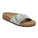 Sandalias Birkenstock modelo Madrid Big Buckle, color verde salvia, con hebilla grande plateada.