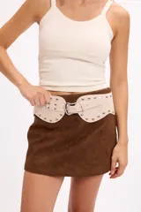 Top de canalé color crema, con breteles anchos, escote redondo y calce ajustado al cuerpo.