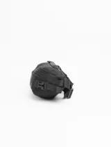 Riñonera urbana de diseño funcional en color negro. Cuenta con dos compartimentos frontales con cierre, un bolsillo trasero oculto de seguridad, manija superior de transporte y correa ajustable con cierre de broche. Incluye parche con logo de la marca en el frente.