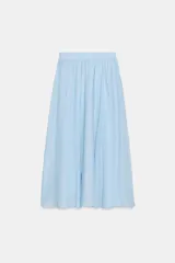 Falda midi de corte en A, color blanco, confeccionada en algodón con cintura elástica de tiro alto y forro interior a tono.