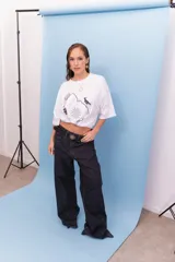 Remeron de algodón blanco con estampa central en negro que representa el mapa de Uruguay con diversos símbolos nacionales como el sol, el escudo, un mate y el hornero.