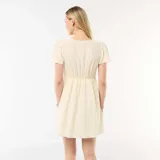 Vestido corto color amarillo claro de corte evasé, con escote en V, mangas cortas de tipo mariposa y detalle de botones frontales decorativos.
