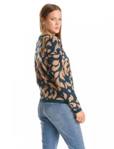 Buzo de tejido de punto con estampado animal print orgánico en tonos azul y marrón. Presenta cuello redondo, puños y ruedo con terminación rib, y mangas con hombros caídos.