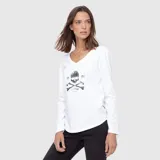 Remera de manga larga color blanco con escote en V. Presenta un estampado frontal en color negro con una calavera, huesos cruzados y la inscripción Savage.