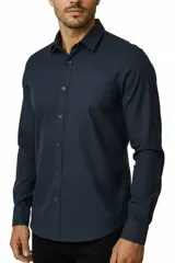 Camisa blanca de algodón, de corte slim fit, con cuello camisero, manga larga y cierre frontal de botones.