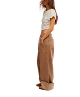 Pantalón marrón de corte ancho y tiro alto, con bolsillos delanteros y traseros.