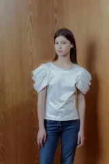 Top blanco de rib con lurex y mangas abullonadas.