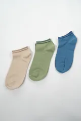 Pack de tres pares de medias tobilleras de algodón en colores beige, verde y azul.