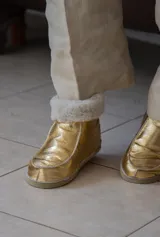 Pantuflas tipo botitas de cuero color marrón con interior de corderito.