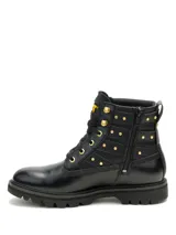 Bota de cuero negro con diseño de caña media, acordonada con ojales metálicos dorados. Presenta detalles de tachas metálicas y dos correas con hebillas doradas en el lateral externo. Incluye logo de la marca en la lengüeta y en el talón, con suela de goma dentada para mayor tracción.